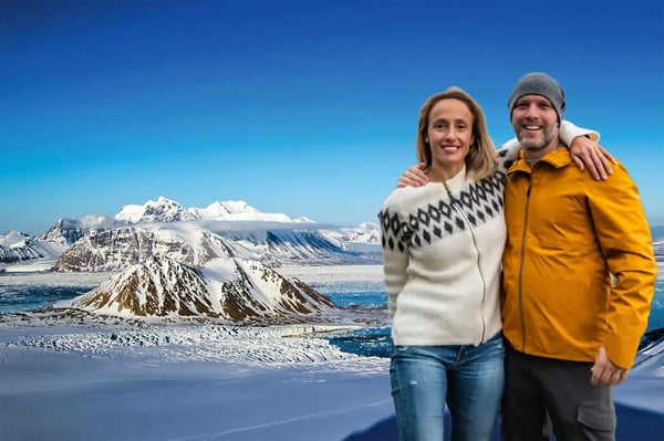 Paar steht vor verschneiter arktischer Landschaft