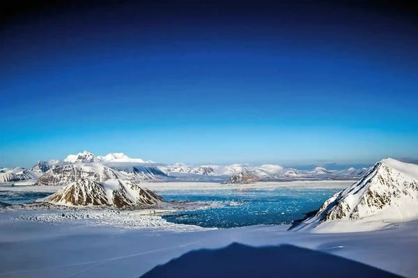 Eisige Landschaft mit Bergen und Meer auf Spitzbergen