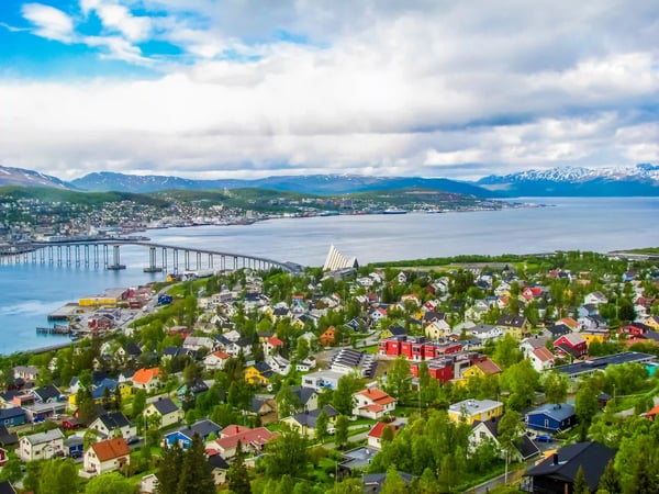 Panorama von Tromsø mit Stadt, Fjord und Bergen bei Sonnenuntergang