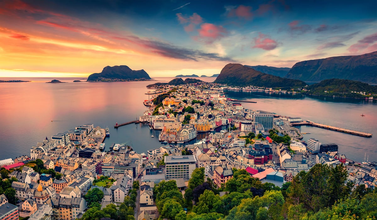 Blick auf Ålesund mit Hafen, Stadt und Inseln bei Abendlicht