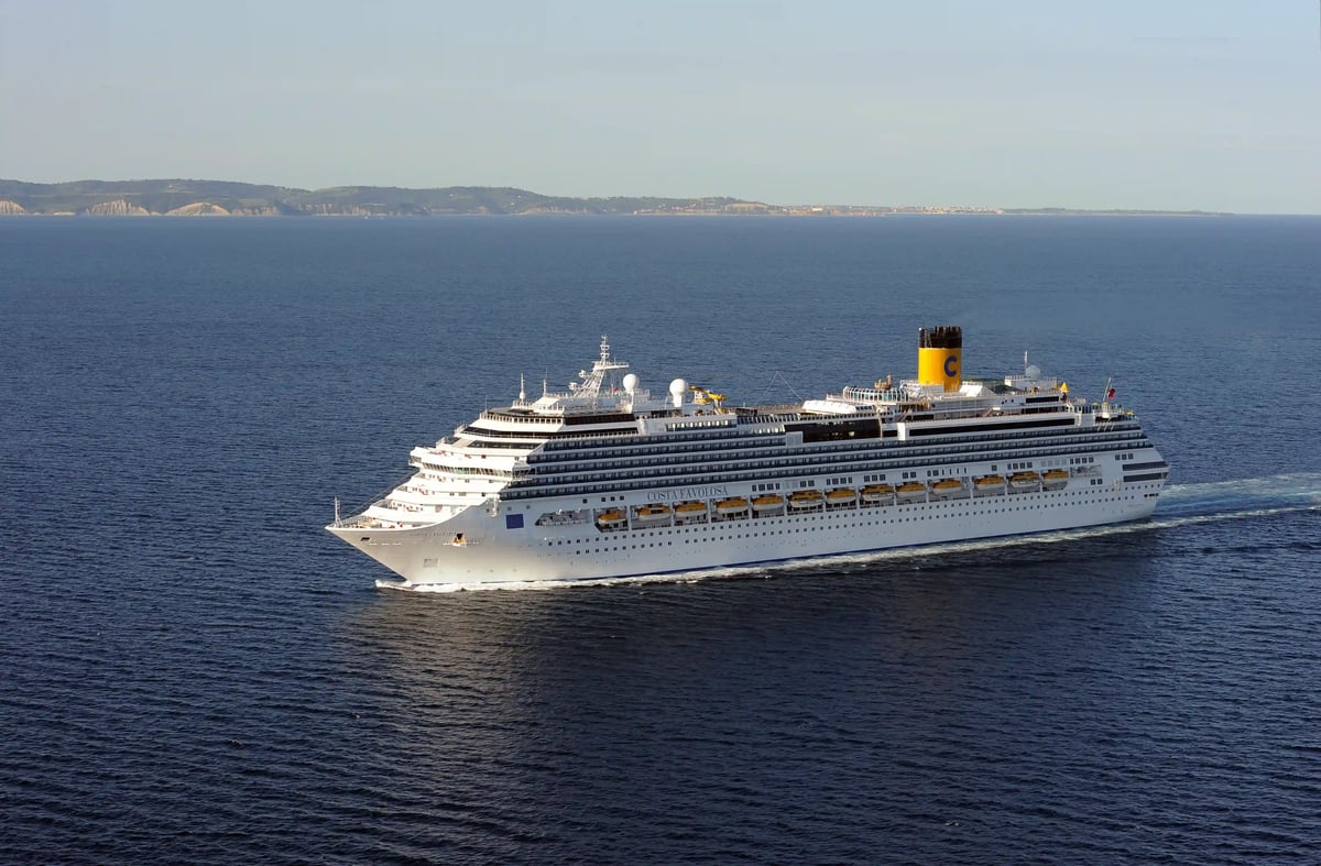 Kreuzfahrtschiff fährt auf ruhiger See entlang der Küste