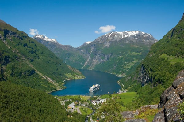 Kreuzfahrtschiff im Geirangerfjord zwischen steilen Berghängen