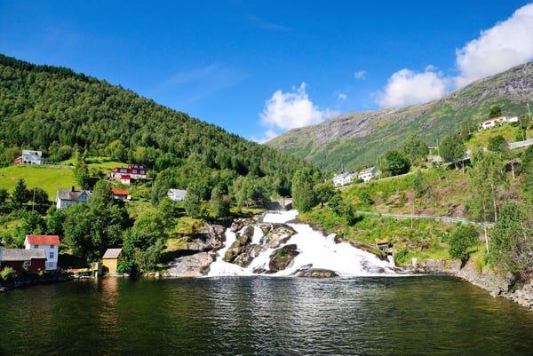 Panorama am Geirangerfjord mit Dorf, Tal und Wasserfall