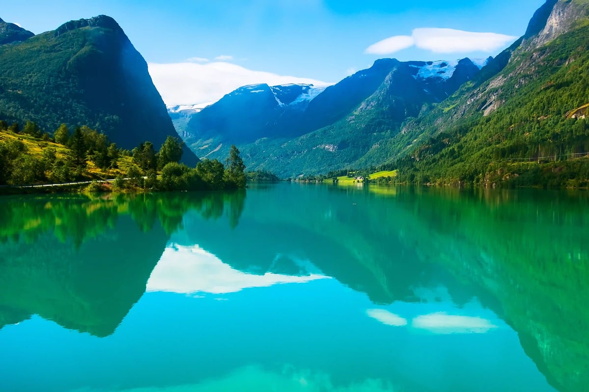 Fjord aux eaux turquoise dans le Nordfjord avec montagnes escarpées et reflets dans l'eau