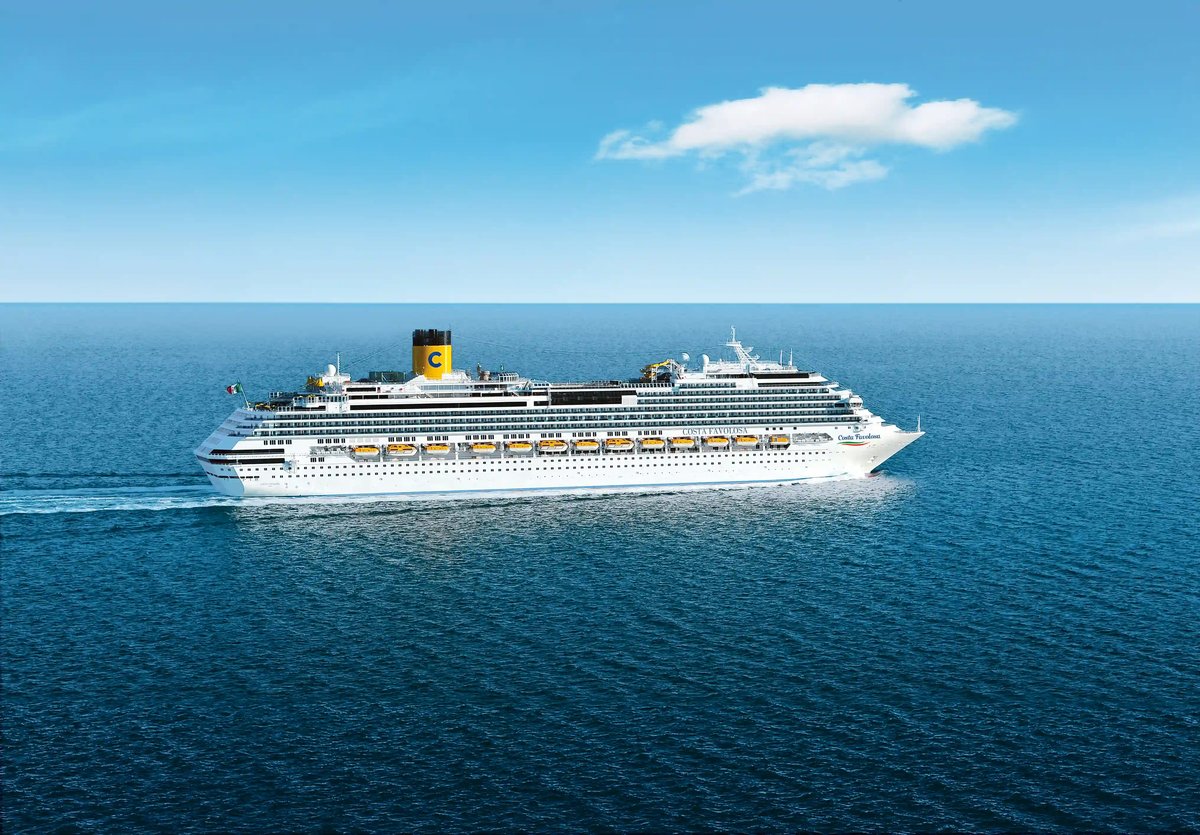 Grand navire de croisière Costa Favolosa naviguant sur une mer calme sous un ciel bleu dégagé