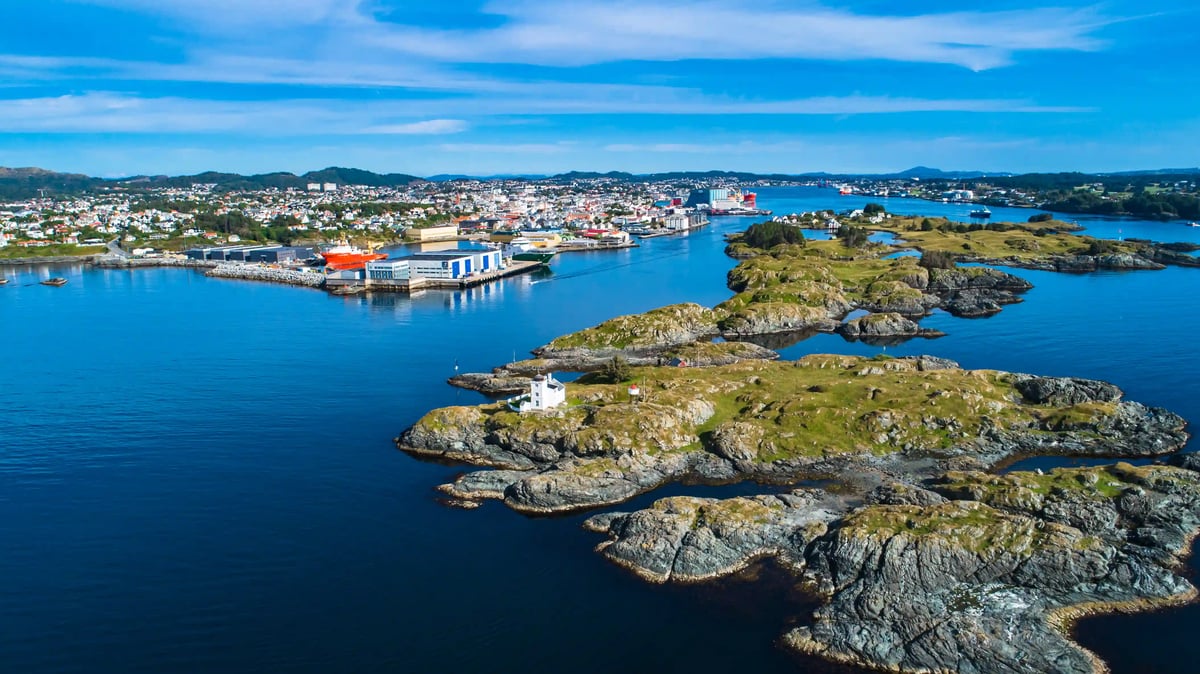 Vue aérienne d'un paysage côtier norvégien avec îles, installations portuaires, ville et eau bleue près de Haugesund