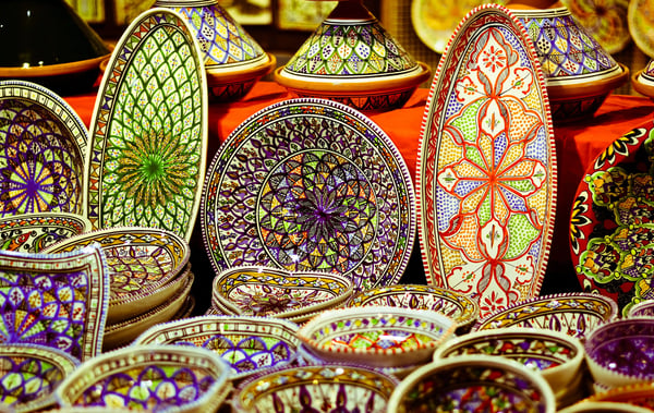 Farbenfrohe Keramikschalen und Teller auf einem orientalischen Markt