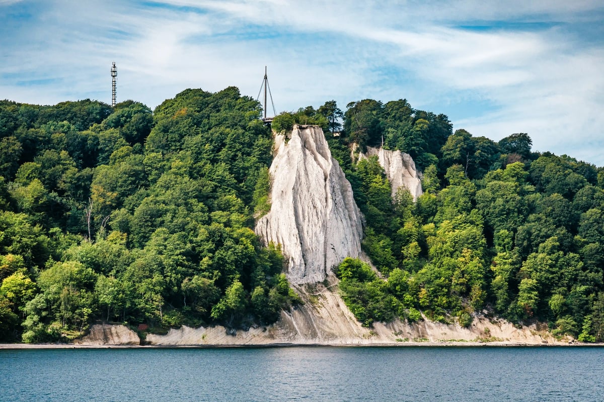 Kreidefelsen an der Küste von Rügen mit Skywalk über bewaldeter Steilküste