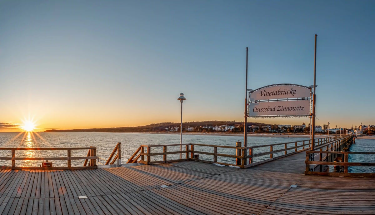 Seebrücke von Zinnowitz bei Sonnenuntergang mit Blick auf die Ostsee
