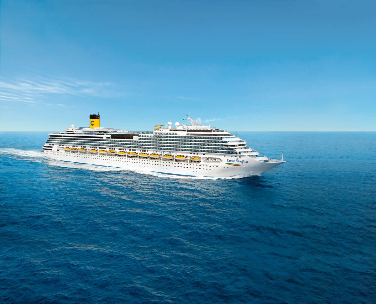 Grosses Kreuzfahrtschiff Costa Pacifica fährt bei ruhiger See auf offenem Mittelmeer unter klarem Himmel