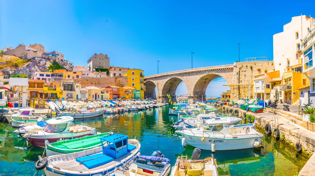 Alter Hafen von Marseille mit bunten Booten, historischen Häusern und einer Steinbrücke