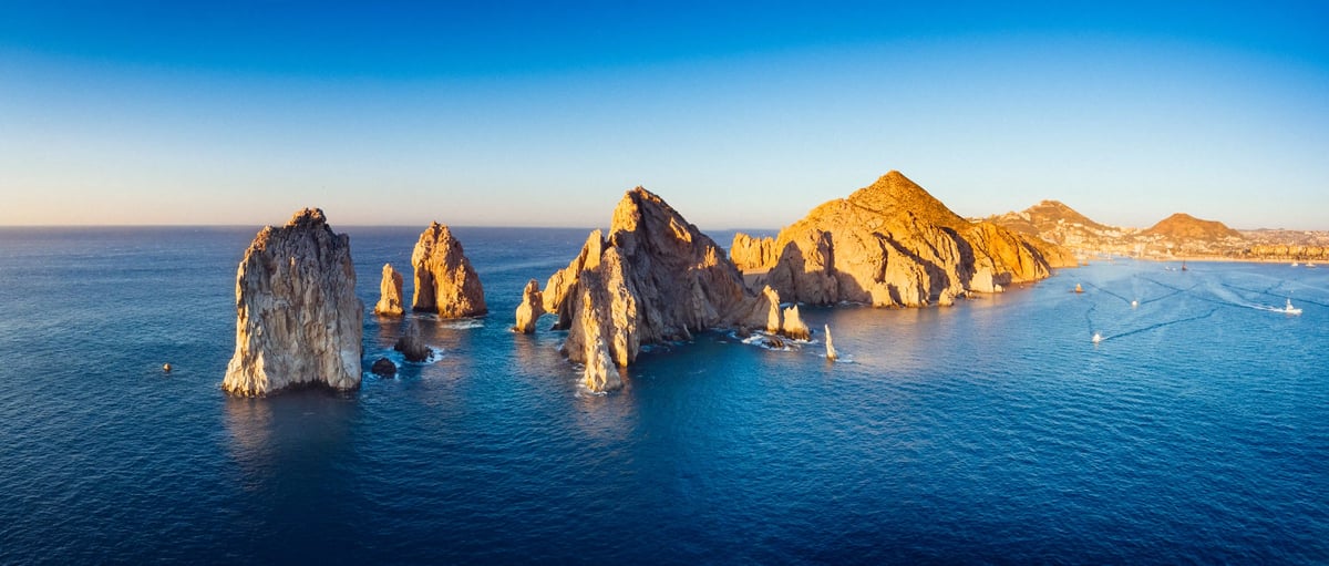 Markante Felsformationen ragen bei Cabo San Lucas aus dem tiefblauen Meer