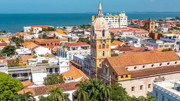 Blick über die Altstadt von Cartagena mit bunten Dächern und Kirche nahe der Küste