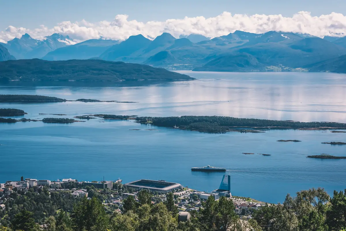 Blick über Molde und den Fjord auf die umliegende norwegische Bergwelt
