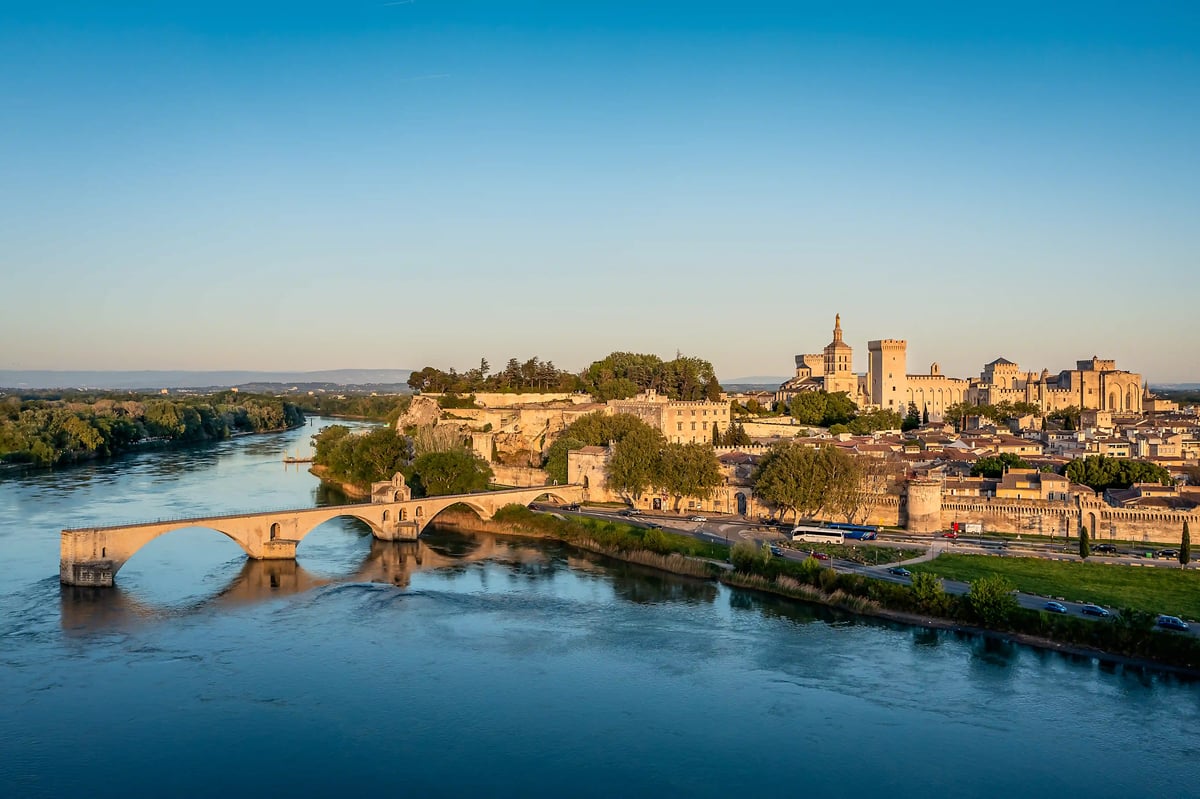 Vue d’Avignon avec le pont historique sur le Rhône et le Palais des Papes en arrière-plan.