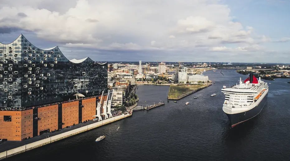 Queen Mary 2 vor der Elbphilharmonie auf der Elbe in Hamburg.
