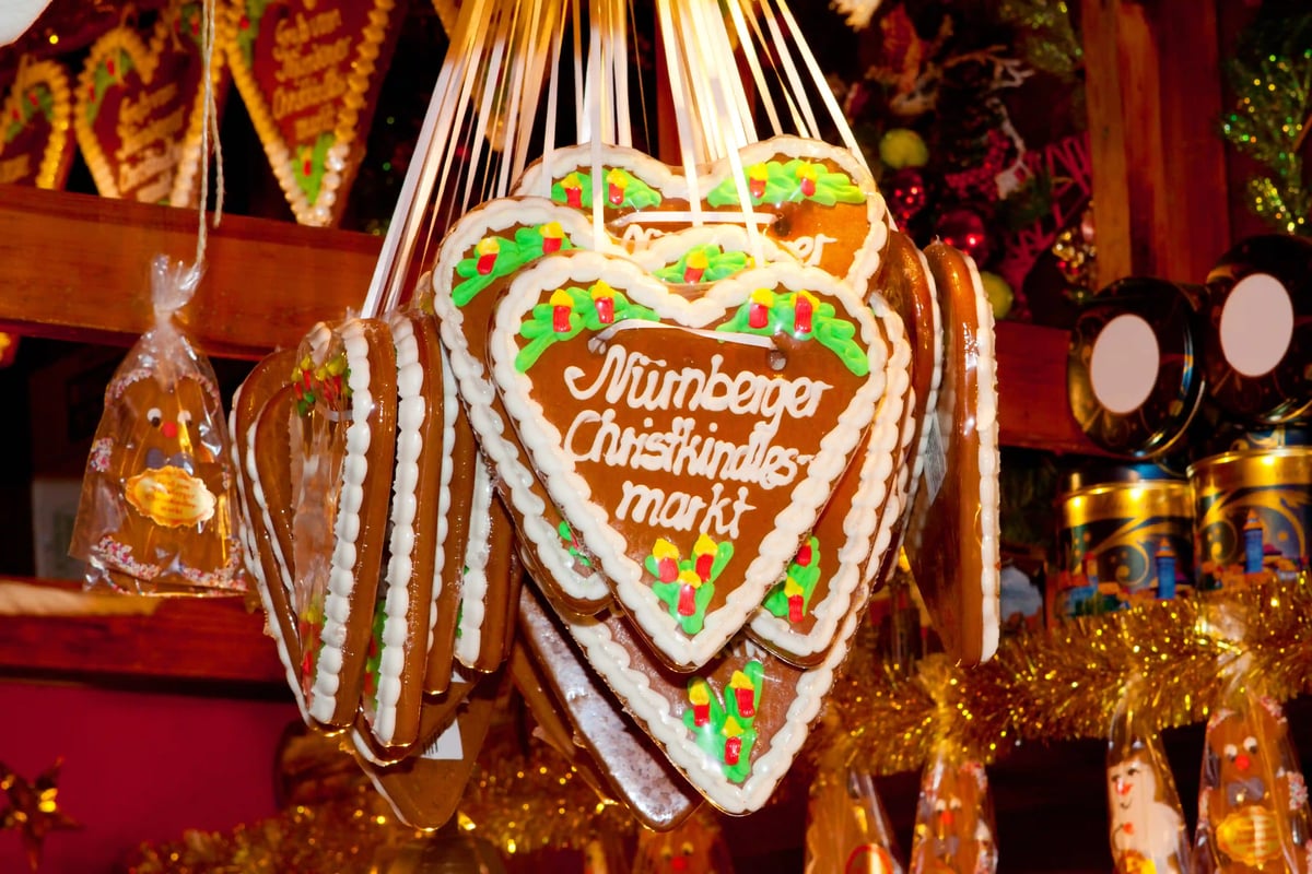 Coeurs en pain d epices suspendus avec glacage blanc et inscription marche de Noel de Nuremberg sur un stand decore de facon festive