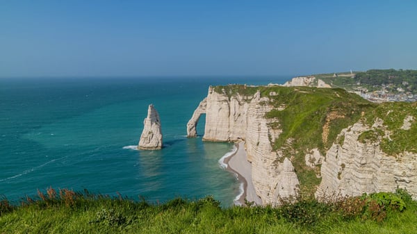 Kreidefelsen von Étretat mit markantem Felsbogen Steilküste und türkisfarbenem Meer