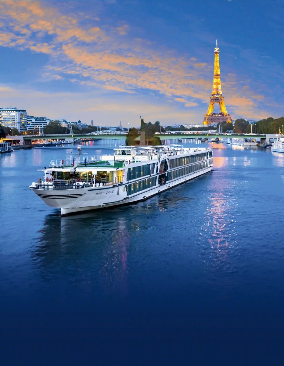 Flussschiff auf der Seine in Paris mit beleuchtetem Eiffelturm bei Abendstimmung