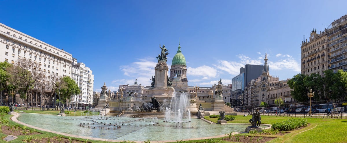Panoramablick auf den Kongressplatz in Buenos Aires mit Brunnen, Statuen und dem markanten Kuppelbau des Parlamentses-buenos-aires