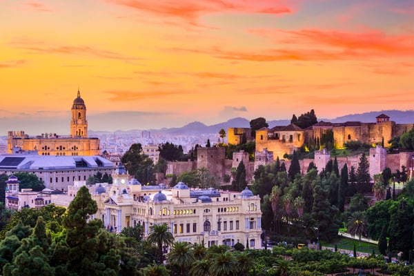 Blick auf die Altstadt von Málaga mit Kathedrale und Alcazaba Festung bei warmem Abendlicht