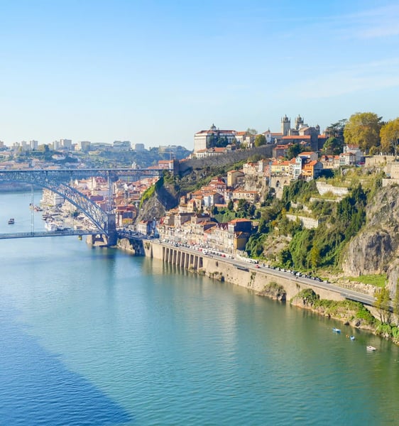 Blick auf die Altstadt von Porto am Fluss Douro mit Häusern am Hang und der Dom-Luís-Brücke