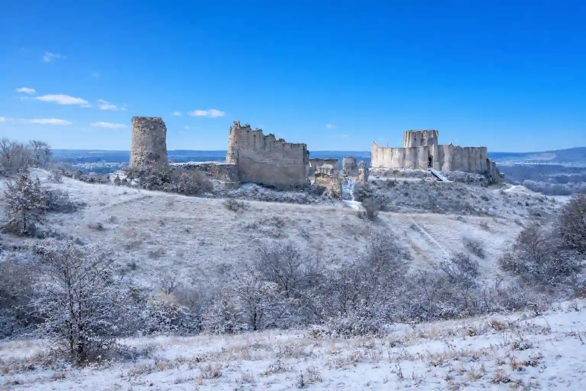 Château Gaillard in verschneiter Winterlandschaft