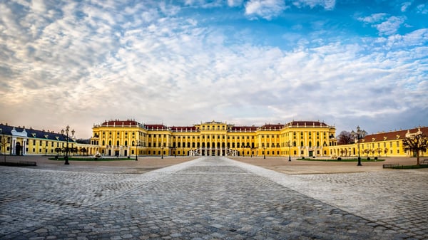 Schloss Schönbrunn in Wien mit weitläufigem Vorplatz und barocker Fassade