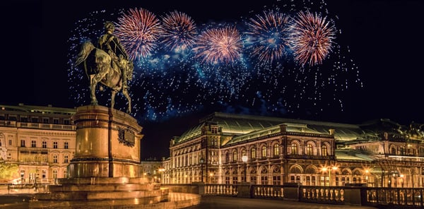 Feuerwerk über der Wiener Staatsoper und Reiterstatue bei Nacht an Silvester