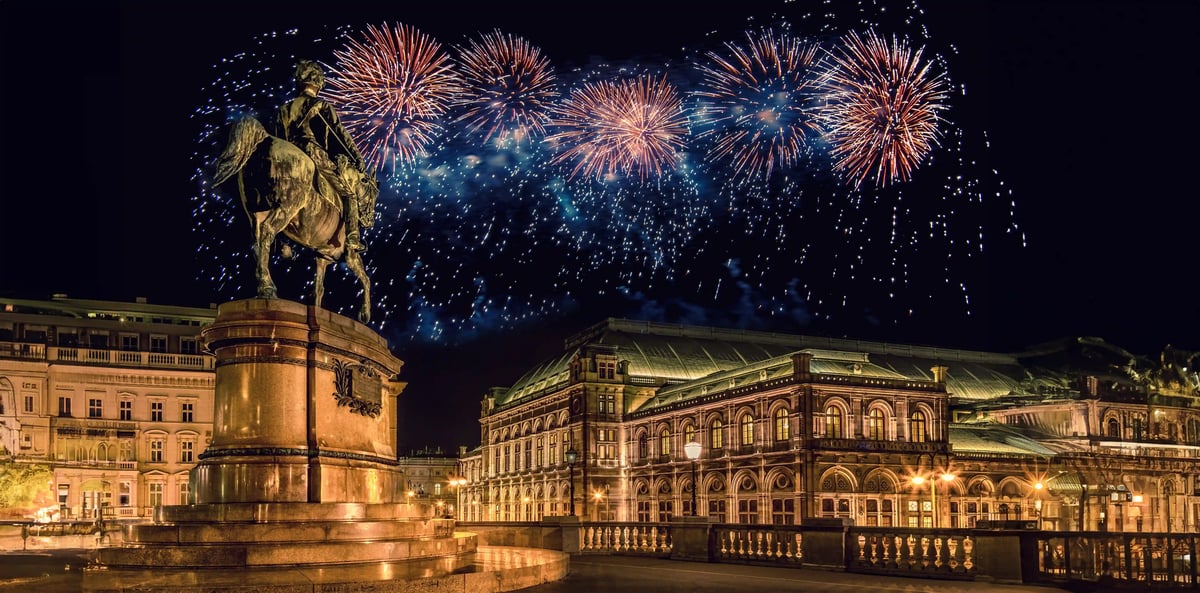 Feuerwerk über der Wiener Staatsoper und Reiterstatue bei Nacht an Silvester