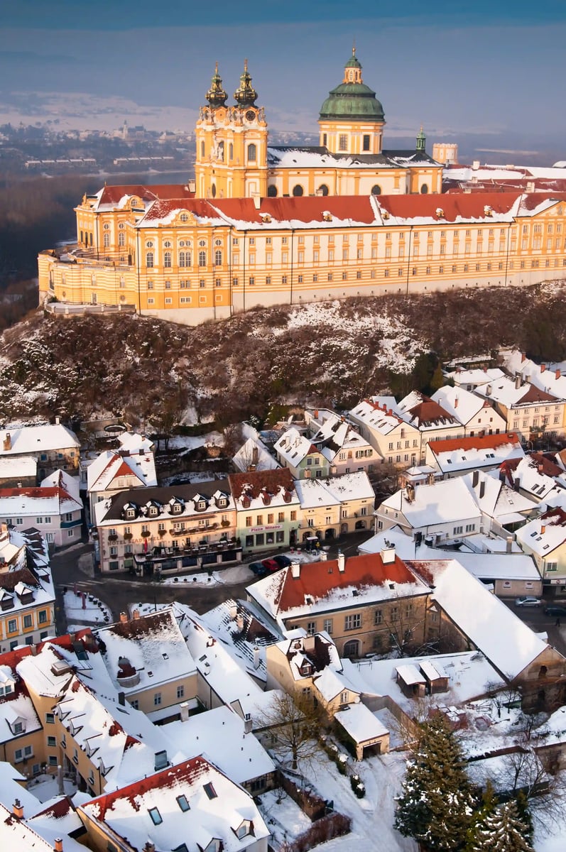 Barockes Stift Melk hoch über der Stadt mit verschneiten Dächern