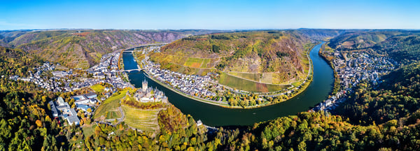 Luftaufnahme einer breiten Moselschleife bei Cochem mit Weinbergen, Ortskern und Burg auf dem Hügel