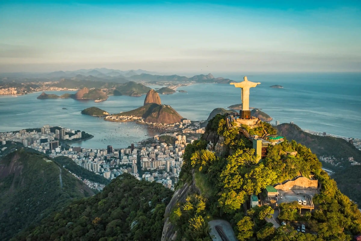 Christusstatue auf dem Corcovado mit weitem Blick über Rio de Janeiro, Buchten und Hügel