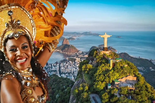 Lächelnde Tänzerin im goldenen Karnevalskostüm vor der Christusstatue auf dem Corcovado und der Bucht von Rio de Janeiro