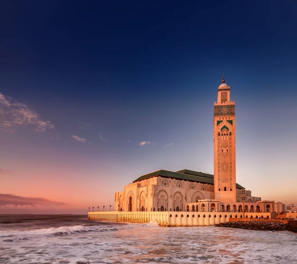 Moschee Hassan II in Casablanca direkt am Atlantik bei Abendlicht