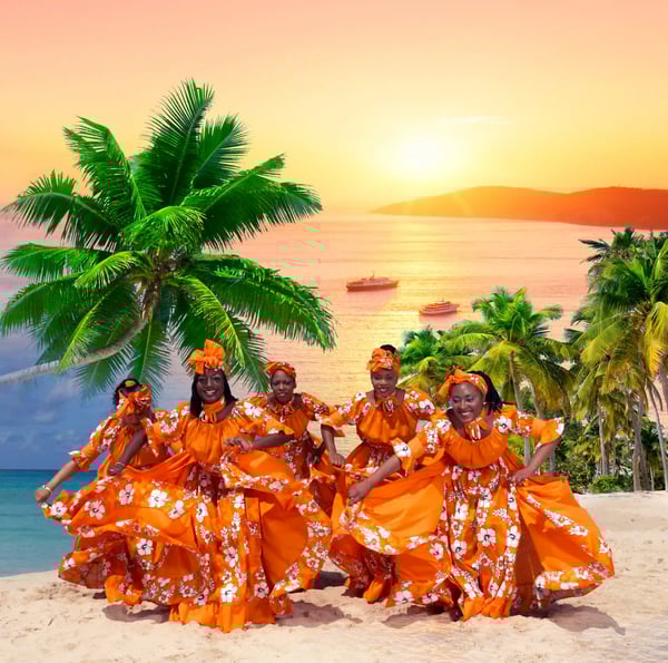 anzgruppe in farbenfrohen traditionellen Kleidern am Strand vor Palmen und Meer