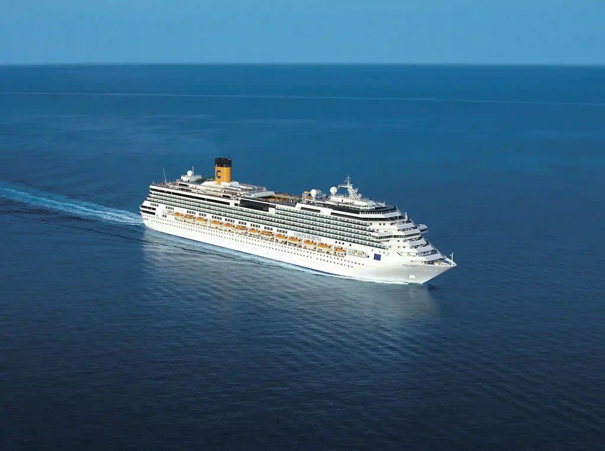 Grosses Kreuzfahrtschiff auf ruhigem offenen Meer unter blauem Himmel