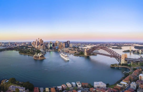 Blick auf den Hafen von Sydney mit Opernhaus, Harbour Bridge und Kreuzfahrtschiff bei Tageslicht
