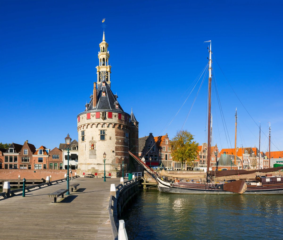 Port de Hoorn avec tour historique voilier et ponton en bois sous un ciel dégagé