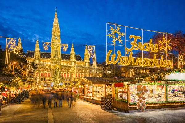 Beleuchteter Christkindlmarkt vor dem Rathaus in Wien