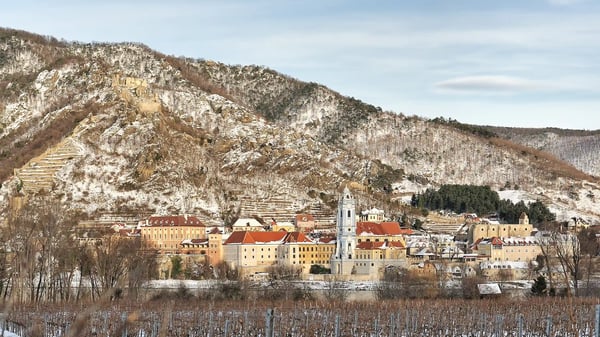 Winterliche Stadt Dürnstein mit Kirche und Weinbergen