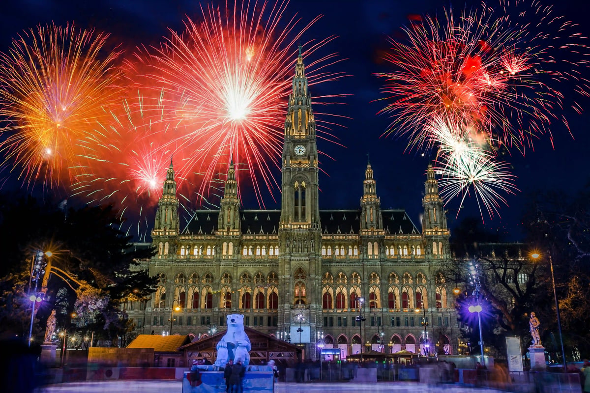 Feu d'artifice du Nouvel An au-dessus de l'Hôtel de Ville de Vienne, de nuit.