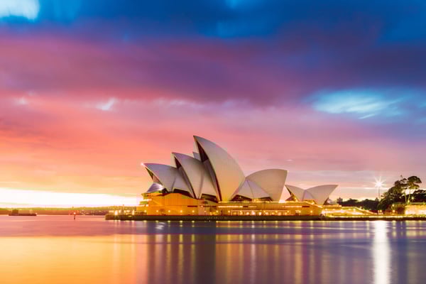 Sydney Opera House am Hafen bei Sonnenuntergang mit Spiegelung im Wasser