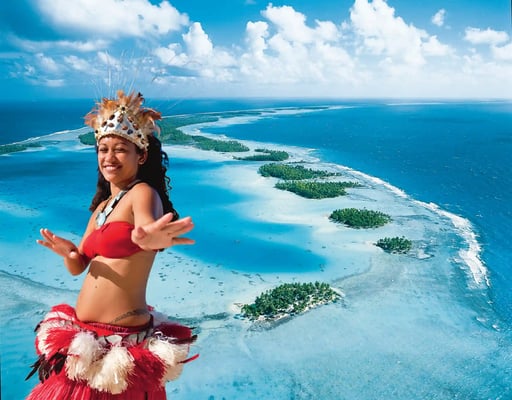 Polynesische Tänzerin in traditioneller Kleidung vor türkisfarbenem Meer und Inseln