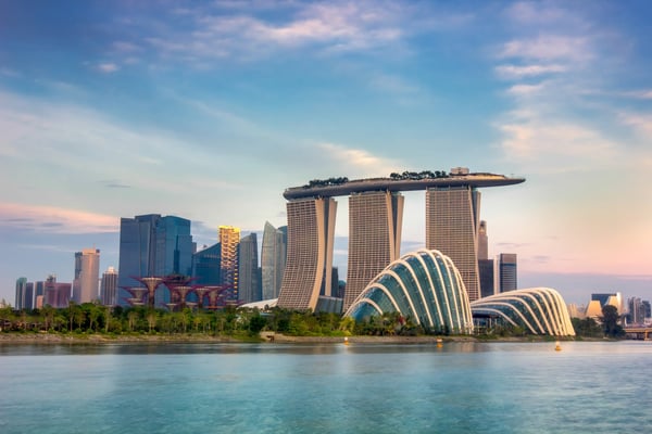 Skyline von Singapur mit Marina Bay Sands und moderner Architektur am Wasser