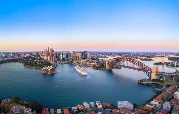 Luftaufnahme von Sydney mit Opernhaus, Harbour Bridge und Schiff im Hafen