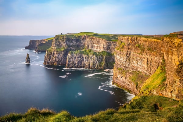 Falaises abruptes des Cliffs of Moher dominant l ocean Atlantique par temps clair