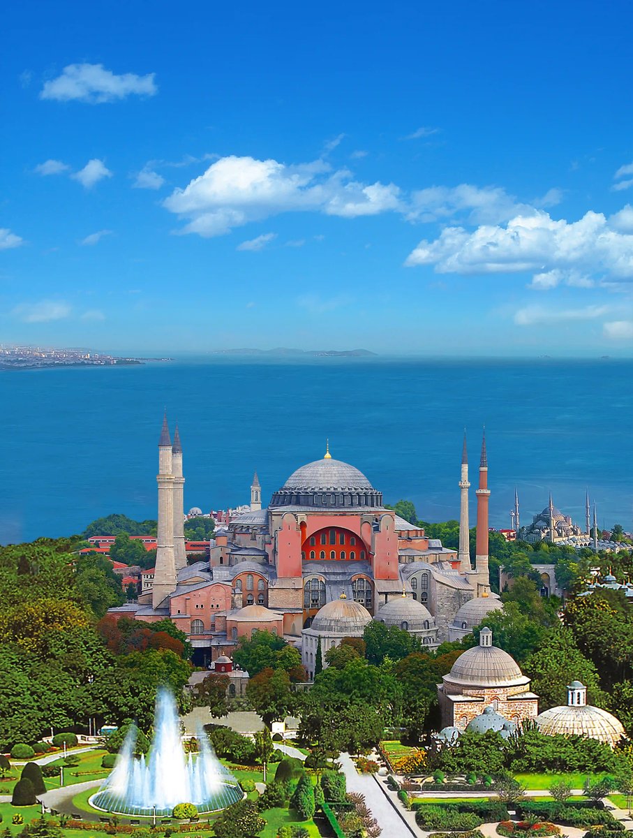Hagia Sophia à Istanbul vue depuis un parc, avec coupole, minarets et mer en arrière-plan.