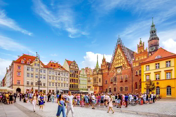 Panorama de Varsovie avec toits colorés, immeubles historiques et la Vistule à l’arrière-plan.
