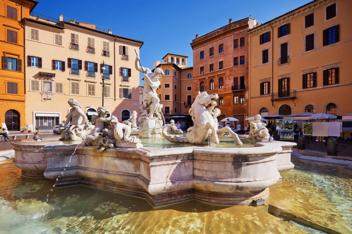 Fontaine de Neptune sur la Piazza Navona avec sculptures baroques et bâtiments environnants